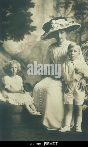 Eugénie Victoria de Battenberg (1887-1969), la reine Victoria de l'Espagne par son mariage avec le roi Alphonse XIII, avec ses enfants Alfonso, Prince des Asturies et Beatriz, princesse de Civitella-Cesi, Portrait, 1911 Banque D'Images