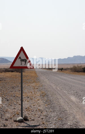 Signal signe désert montagnes wasteland brown brunette brunâtre Afrique sauvage Banque D'Images