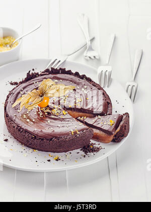 Tarte chocolat caramel avec sel orange Banque D'Images