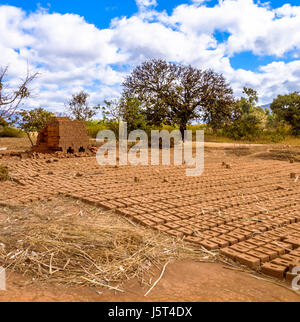 Fabriqué à la main en briques de boue séchant au soleil en face d'un four pour brûler les briques dans un village rural au Malawi, l'Afrique Banque D'Images