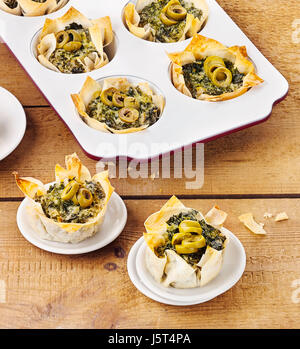 Tartelettes de pâte filo avec le chou vert et olives Banque D'Images