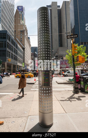 L'une des nouvelles bornes d'orientation qui se tiennent à chaque extrémité du Restaurant Row, à New York, West 46th Street entre 8th et 9th Avenues, le mardi 16 mai 2017. Au moins quatre ans les kiosques lumineux indiquent les noms des nombreux restaurants qui peuplent la rue. Le dévoilement est juste à temps pour le goût de Times Square événement se déroulant dans la rue le 5 juin. (© Richard B. Levine) Banque D'Images