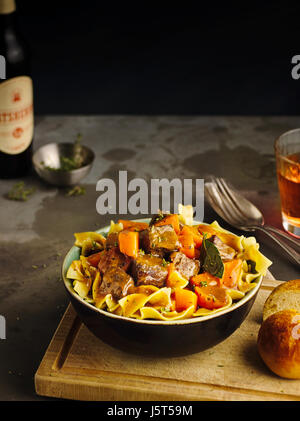 Goulasch de boeuf à la citrouille et nouilles de ruban Banque D'Images