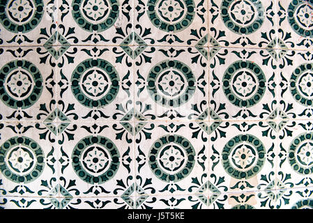 Dalles plafond (azulejo) sur le mur extérieur de maison à Lisbonne, Portugal Banque D'Images