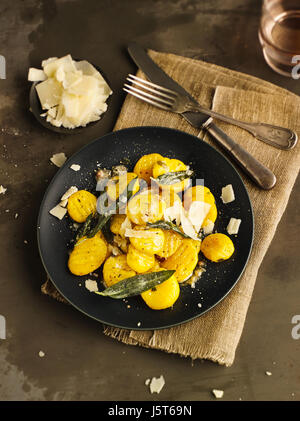 Gnocchi de pommes de terre avec le beurre de sauge dans la citrouille Banque D'Images