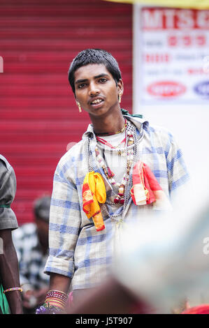 Udaipur, Inde, le 14 septembre 2010 : Un portrait de jeune garçon chanter avec son groupe dans la rue en Inde. Banque D'Images