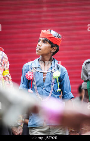 Udaipur, Inde, le 14 septembre 2010 : Un portrait de jeune garçon chanter avec son groupe dans la rue en Inde. Banque D'Images