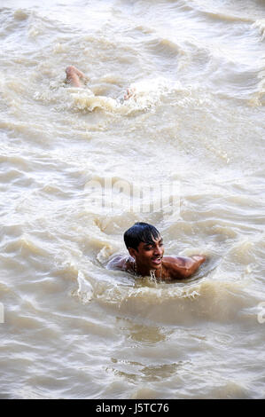 Varanasi, Inde, 19 septembre 2010 : piscine et décisions in ganges river à Varanasi. Banque D'Images