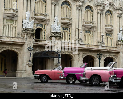 La HAVANE, CUBA - 10 décembre 2016 : vieilles voitures américaines servant de taxis pour les touristes afin d'aller à une visite de la vieille Havane debout dans le Central Park i Banque D'Images