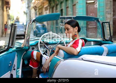 La HAVANE, CUBA - 11 décembre 2016 : la belle femme cubaine obtient la voiture américaine classique dans le centre de la vieille Havane à Cuba Banque D'Images