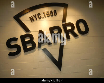 Cette image présente les produits du restaurant Sbarro aux Philippines, offrant une variété de plats italo-américains, y compris des pizzas, des pâtes et d'autres plats italiens. Sbarro est une chaîne de restauration rapide populaire connue pour servir des repas rapides et copieux dans divers endroits internationaux, y compris aux Philippines. Banque D'Images
