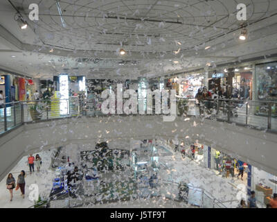 Ce titre fait référence à une image ou un document spécifique du Gateway Araneta Center Mall, situé à Quezon City, Philippines, mettant l'accent sur le développement de la région, y compris sa structure, sa pertinence culturelle et son rôle dans le commerce local et la société. Banque D'Images