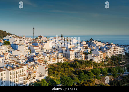 Coucher de soleil sur Frigiliana village blanc près de Nerja Malaga,Espagne,avec des toits. Banque D'Images