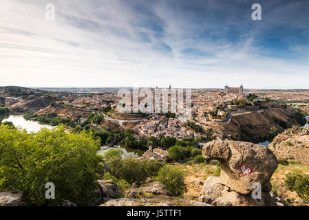 Vue panoramique vue sur Tolède à partir de la lumière du jour vue élevée en vallée du Tage. Banque D'Images