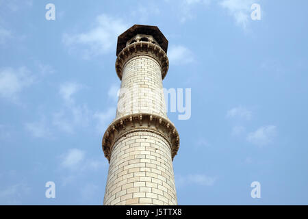 Minaret de la Taj Mahal (palais de la Couronne), un mausolée en marbre blanc ivoire sur la rive sud de la rivière Yamuna à Agra Banque D'Images