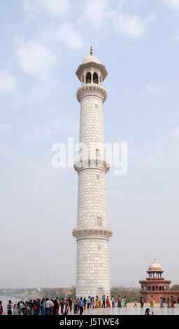 Minaret de la Taj Mahal (palais de la Couronne), un mausolée en marbre blanc ivoire sur la rive sud de la rivière Yamuna à Agra Banque D'Images