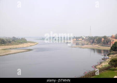 Banque du fleuve Yamuna près du Taj Mahal (palais de la Couronne) à Agra, Uttar Pradesh, Inde, 14 février 2016. Banque D'Images