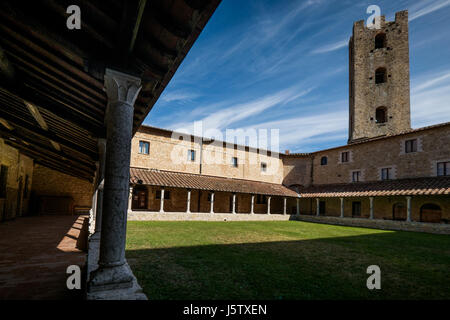 Massa Marittima, Toscane, cloître de St Augustin, ville médiévale de Massa Marittima en Italie Banque D'Images