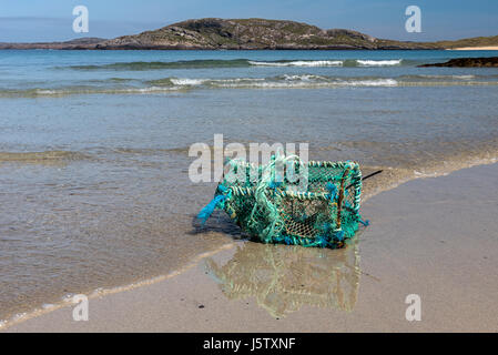 Un lobster pot échoués sur la plage à l'île de Coll Ecosse Banque D'Images