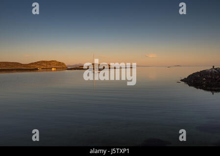 Crépuscule sur le Loch Eatharna sur l'intérieur de l'île des Hébrides en Écosse. Banque D'Images