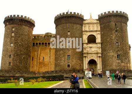 Les touristes de prendre un en face de selfies Castel Nuovo, Naples, Italie Banque D'Images