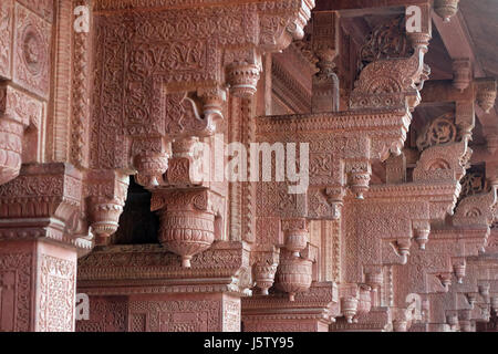 Avec colonnes en pierre du Fort d'Agra, site du patrimoine mondial de l'UNESCO à Agra. L'Uttar Pradesh, Inde, 14 février 2016. Banque D'Images