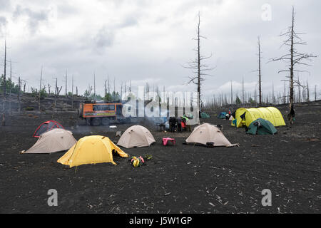 Camping touristique dans le bois mort sur les scories volcaniques et de cendres volcaniques du volcan Tolbachik - conséquence de l'éruption catastrophique du volcan de Kamchatka. Banque D'Images