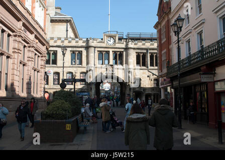 Stonebow Gate et Guildhall dans Lincoln High Street Banque D'Images