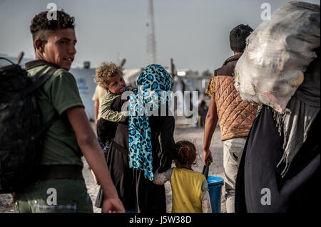 Une mère et l'enfant entrer Hammam Al Alil au camp des déplacés, de l'Iraq Banque D'Images