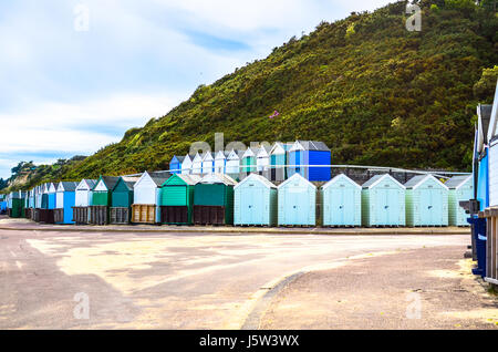 Cabines de plage sur la promenade de la plage de Bournemouth Banque D'Images