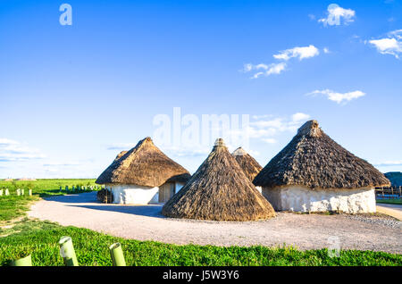 Maisons néolithiques au centre d'accueil à Stonehenge Banque D'Images