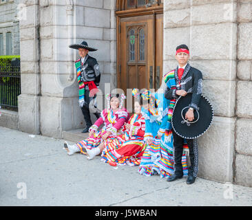 Folk Dancers attendre à effectuer dans le défilé de Cinco de Mayo dans le quartier de Sunset Park à Brooklyn, à New York, le dimanche 14 mai, 2017. La maison de vacances commémore une victoire de forces mexicaine dirigée par le général Ignacio Zaragoza Seguín plus de forces françaises dans la bataille de Puebla, le 5 mai 1862. Dans le United States Chicanos célébrer avec des parades et des festivals comme une démonstration de la fierté ethnique. (© Richard B. Levine) Banque D'Images