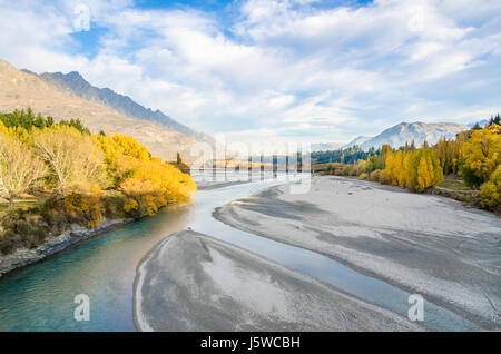 Belle vue depuis le pont historique sur la rivière Shotover à Arrowtown, Nouvelle-Zélande. Banque D'Images