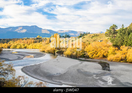Belle vue depuis le pont historique sur la rivière Shotover à Arrowtown, Nouvelle-Zélande. Banque D'Images