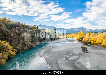 Belle vue depuis le pont historique sur la rivière Shotover à Arrowtown, Nouvelle-Zélande. Banque D'Images