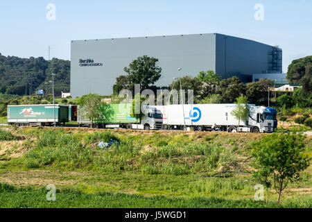 Les semi-remorques stationnés à l'extérieur de l'entrepôt logistique centrale pour l'entreprise de vente au détail Bershka en Catalogne, Espagne. Banque D'Images