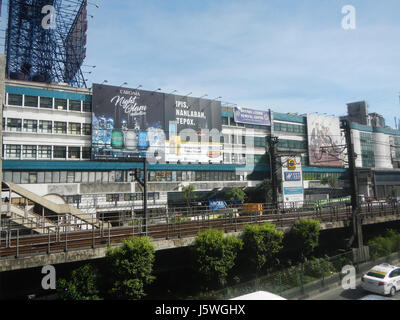 L'échangeur Guadalupe Cloverleaf relie les principales routes de Mandaluyong et de Makati City, facilitant ainsi les transports. À proximité, la station de MRT Guadalupe sert de plaque tournante de transport dans le métro de Manille. Banque D'Images