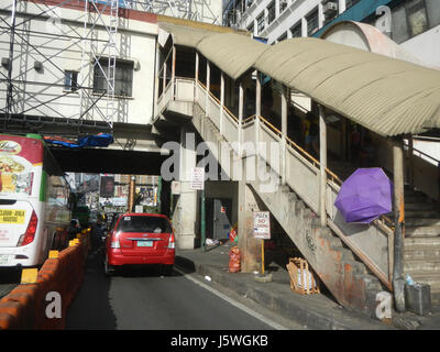 L'échangeur Guadalupe Cloverleaf relie les routes principales et la station de MRT Park, desservant Mandaluyong et Makati dans le Grand Manille, aux Philippines. Cet échangeur facilite la fluidité du trafic et l’accès aux transports publics entre ces centres urbains. Banque D'Images