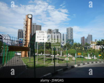 L'échangeur Guadalupe Cloverleaf relie plusieurs routes clés de la région métropolitaine de Manille, améliorant ainsi la circulation et l'accès aux principales zones comme Mandaluyong et Makati City, ainsi qu'à la station MRT. Banque D'Images