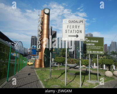 L'échangeur de Guadalupe Cloverleaf relie la station MRT aux routes principales de Mandaluyong et Makati, facilitant le transport entre ces deux villes du Grand Manille, aux Philippines. Banque D'Images