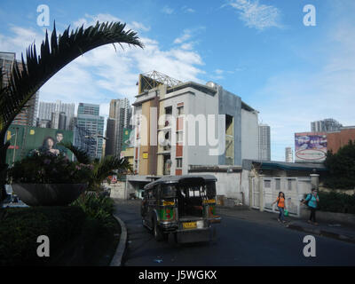 L'échangeur Guadalupe Cloverleaf à Mandaluyong-Makati City est un échangeur de trafic majeur dans la région métropolitaine de Manille, offrant un accès au système MRT. Cette plate-forme de transport clé relie différentes routes et améliore la mobilité dans la zone métropolitaine, améliorant ainsi la commodité des navetteurs. Banque D'Images