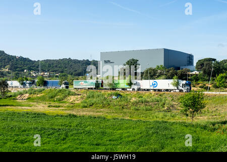 Les semi-remorques stationnés à l'extérieur de l'entrepôt logistique centrale pour l'entreprise de vente au détail Bershka en Catalogne, Espagne. Banque D'Images