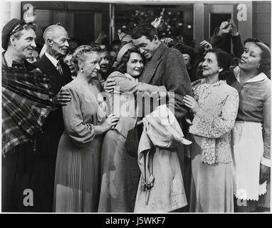 Frank Faylen, H. B. Warner, Beulah Bondi, Donna Reed, James Stewart, Cesare Pavese, sur-ensemble du film, "It's a Wonderful Life" 1946 Banque D'Images