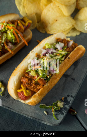 Slaw maison Hot Dog à la moutarde piment et de choux Banque D'Images