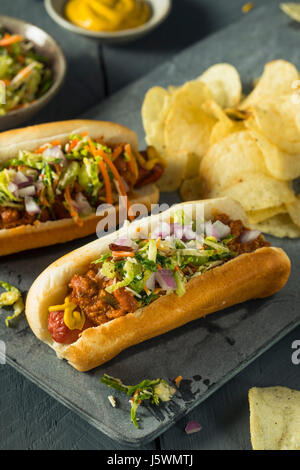 Slaw maison Hot Dog à la moutarde piment et de choux Banque D'Images