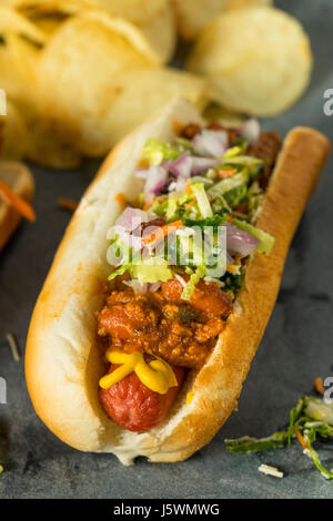 Slaw maison Hot Dog à la moutarde piment et de choux Banque D'Images