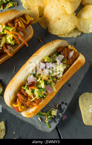 Slaw maison Hot Dog à la moutarde piment et de choux Banque D'Images