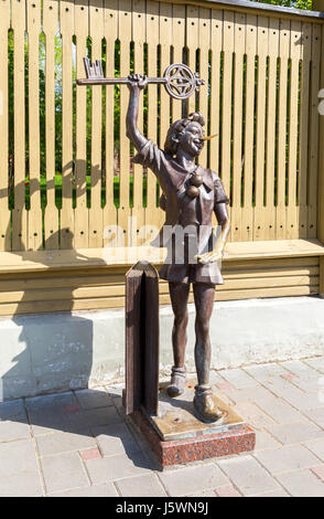 Samara, Russie - 14 mai 2017 : sculpture en bronze de Buratino (Pinocchio), personnage de conte de fées d'Alexei Tolstoï article 'The Golden Key' près du musée Banque D'Images