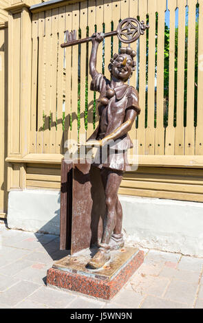 Samara, Russie - 14 mai 2017 : sculpture en bronze de Buratino (Pinocchio), personnage de conte de fées d'Alexei Tolstoï article 'The Golden Key' près du musée Banque D'Images