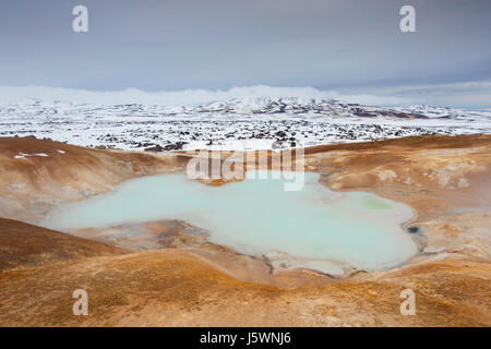 Le lac sulfurique à Leirhnjukur / Leirhnjúkur, dans le champ de lave Krafla caldera en hiver, boutiques eystra / Nordurland eystra, Nord de l'Islande Banque D'Images